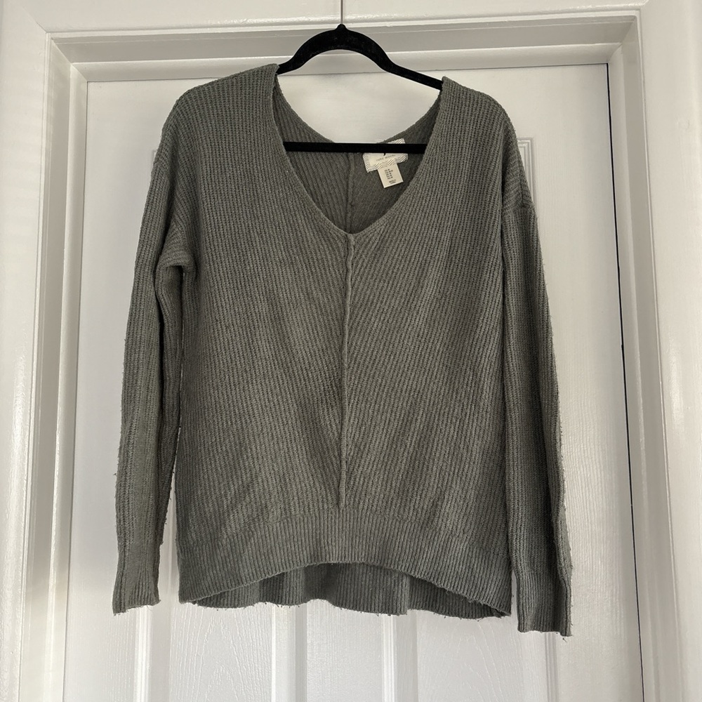 Women's V-Neck Sweater - Gray